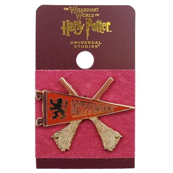 Universal Studios Harry Potter Gryffindor Quidditch Pennant Pin - Picture 1 of 1